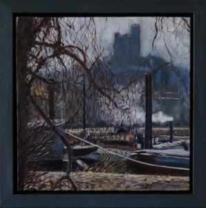 Een klein, realistisch olieverf schilderij op paneel, met zicht op de wacht- of uitkijktoren Belvedère in Nijmegen, ’s ochtends vroeg, vanaf een krib in de Waal bij de Lindenberghaven.