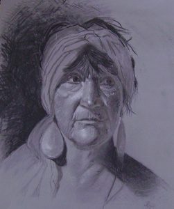 Een met grafiet en houtskool getekend portret van het hoofd van een vrouw.