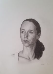 Een getekend portret van een vrouw met haar haar in een staart.