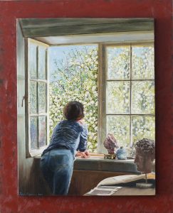Een enigszins impressionistisch olieverf schilderij op hout van een vrouw die uit het raam van een schildersatelier hangt en naar een bloeiende perenboom kijkt.